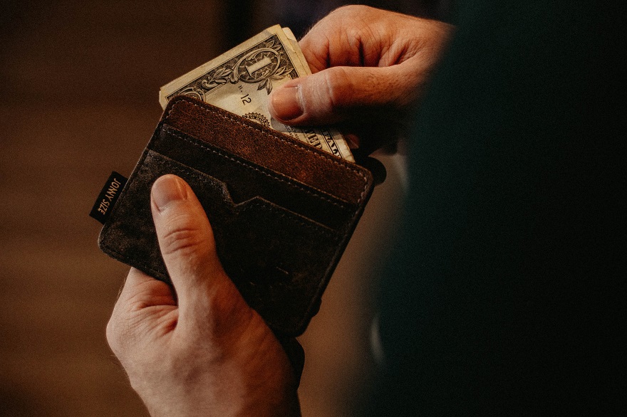 Zdjęcie wyjmowanej gotówki z portfela